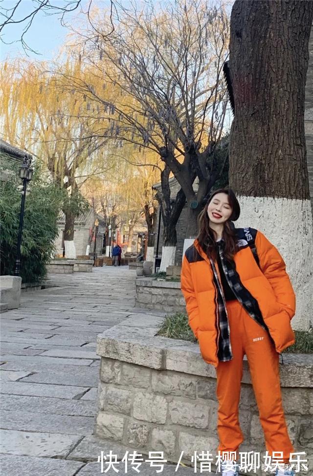 穿羽绒服时，挑对颜色是关键，建议多穿这几种“流行色”，特好看