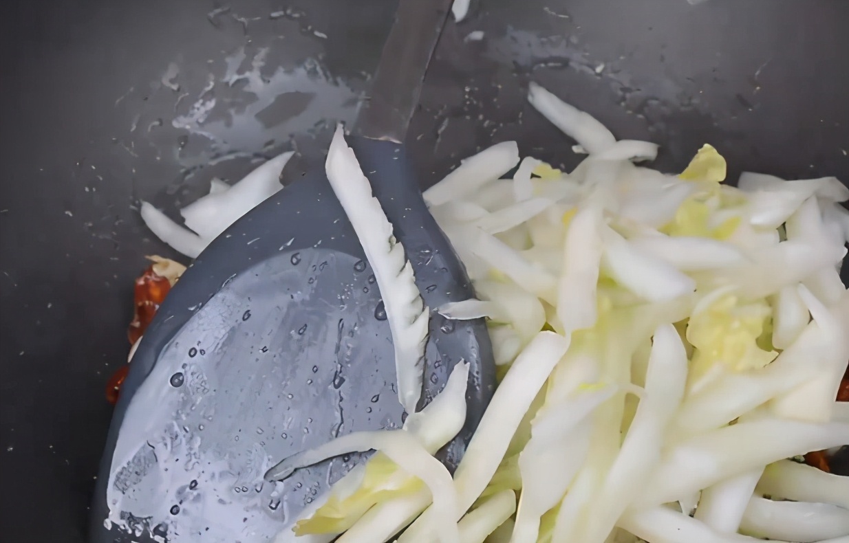 白菜梆子怎么炒好吃在炒之前多做1步，白菜梆子入味可口又下饭