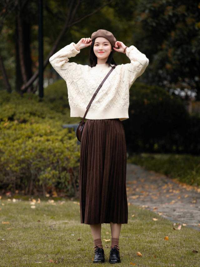 搭配|今年秋天有种穿搭火了,叫“毛衣配半身裙”高级优雅,简直太美了