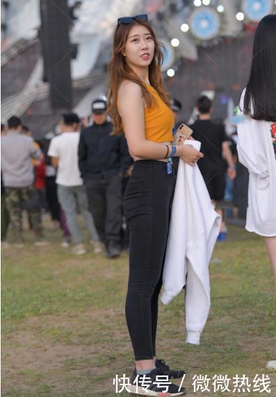 明黄色背心搭配修身黑色长裤,清纯可爱,舒适度满分