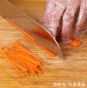 用年夜饭桌有什么？张灯结彩 可以勾住家人的胃