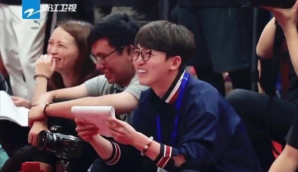 b郑恺获纯金全勤奖,有谁注意李晨和baby的表情,真的一言难尽