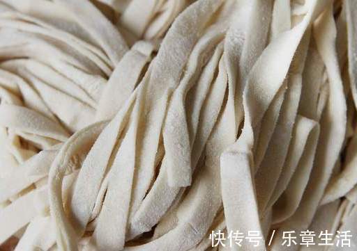 擀面杖|手擀面为啥一煮就断？和面时多放一味料，面条爽滑劲道不易断