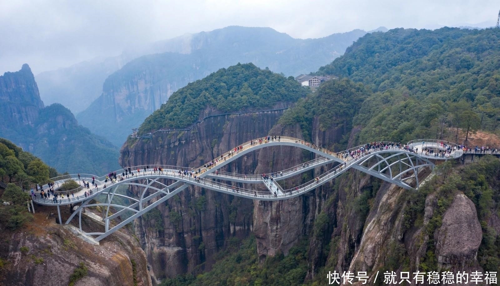 世界上最长人行悬索桥对外开放，吸引众多旅游者纷纷踏来，欣赏与大自然浑然一体美景