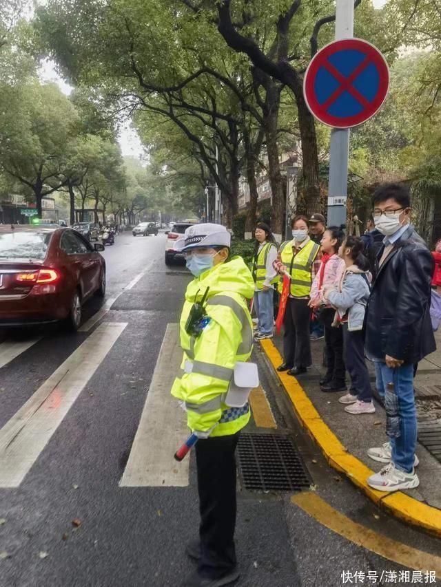 “孩子们，大步往前走!”长沙女交警小学门口护学获老师家长点赞