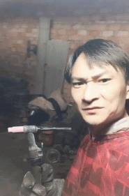 |搞笑GIF：女朋友总是这样出现 我的小心脏都快受不了了