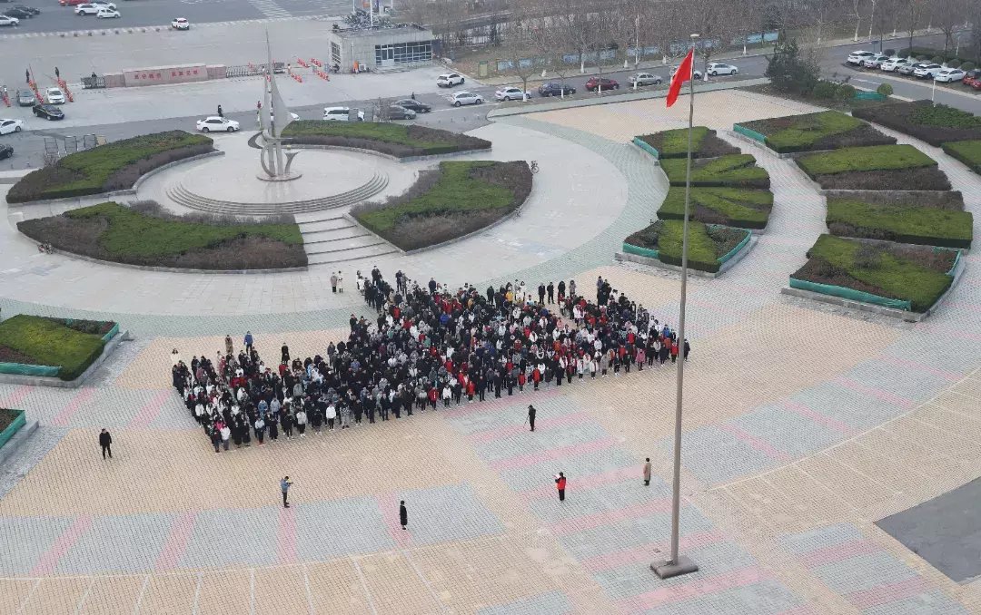 新闻记者|鲁北技师学院举行“宪法在心中 安全伴我行”主题升旗仪式