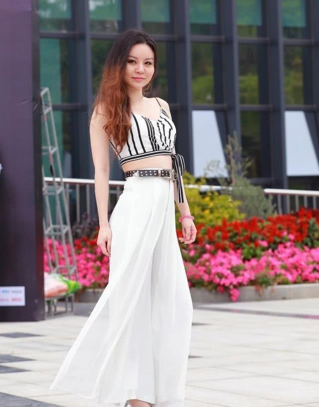 街拍偶遇身穿白色裙子的窈窕淑女, 曲线玲珑身材，高挑又美丽