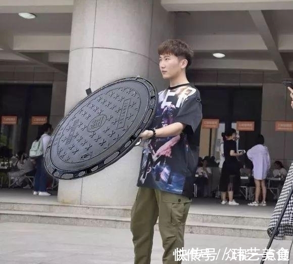 |搞笑p图:求大神帮忙在电梯里p个男朋友,大神的回复有点皮啊!