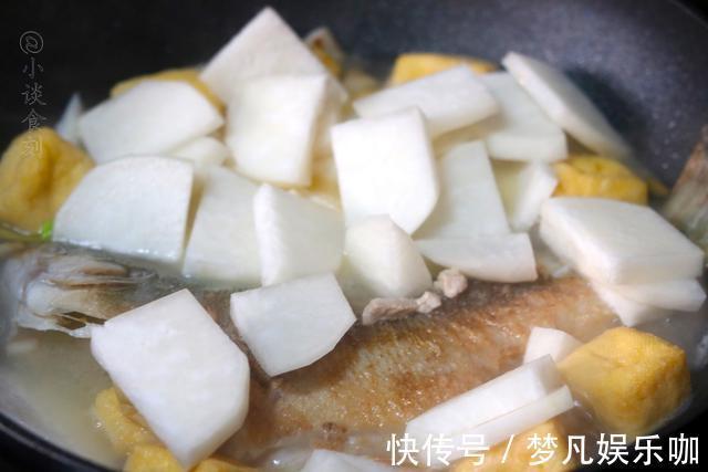 鲈鱼|煮的鲈鱼腥味重?试试这么做,三两下煮一锅,汤鲜肉嫩无腥味