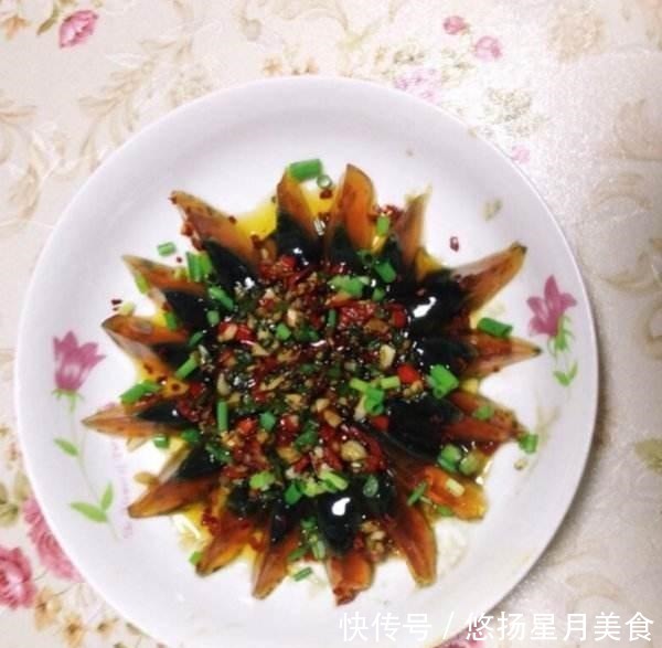 在做凉拌皮蛋时,9个成年人没有添加“它”