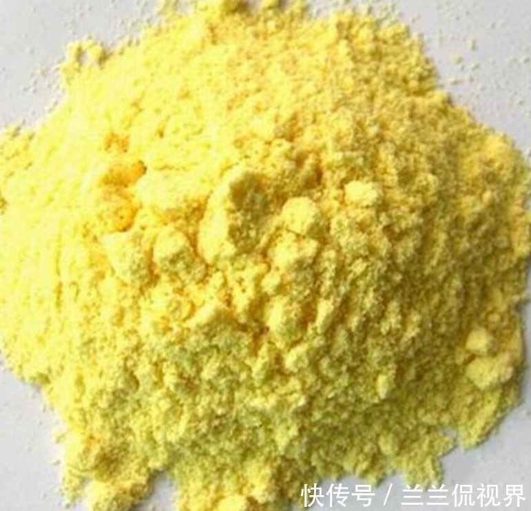 把玉米面倒进滚烫开水里,制成小饼,隔三差五吃一次,真香