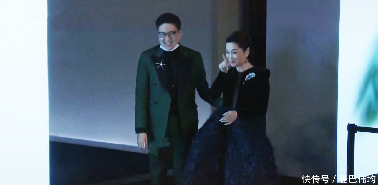 掀起刘海|58岁毛阿敏真的老了,掀起刘海穿垫肩拼接裙做女王,好绝一女的