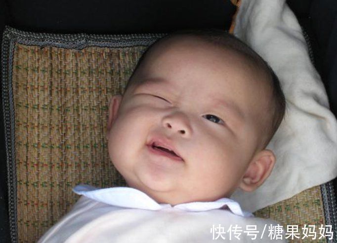 身边人|宝宝“认错”妈妈招手呼唤,发现后捂嘴掩饰尴尬,表情变化有喜感