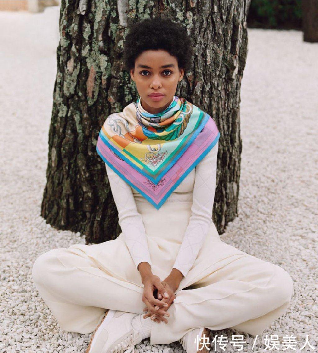 丝巾怎么戴才时髦?绑在手腕上当手链很潮,变成发带也很酷