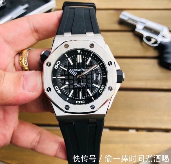 看腻了劳力士水鬼,这两款别具一格的潜水腕表你一定喜欢