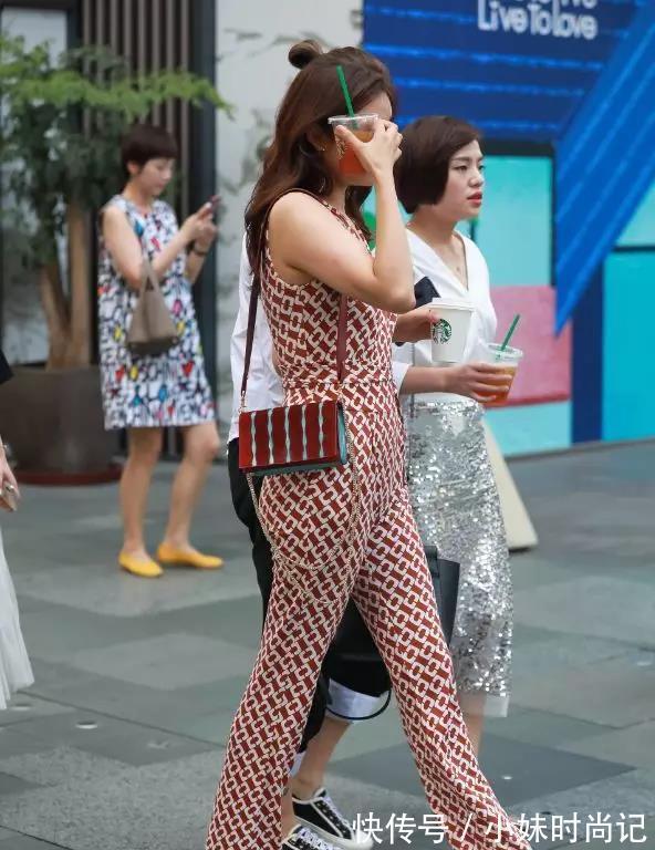 风景线|街拍路人,简约时尚的穿搭,让你走到哪里都是一道亮丽的风景线