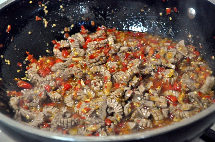 这菜贵是贵点,却是宴客的硬菜,鲜辣爽口,很多人爱吃却不会做