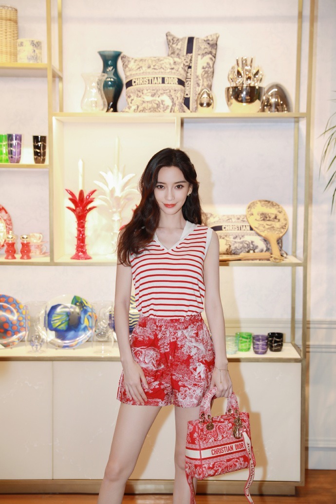 上衣|Angelababy当妈了少女感更强了,娃娃领上衣配小黑裤,俏皮又减龄