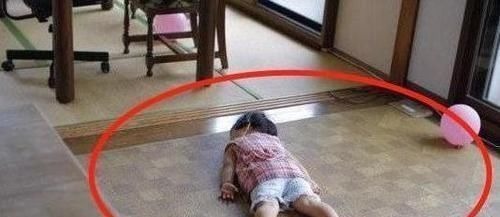 高学历|女儿3岁还不会走路,宝妈抱孩子去检查,医生却低声说:报警吧