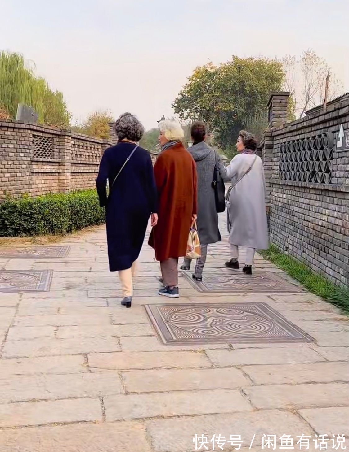 辈儿|上了年纪不扮嫩反而显气质,学四位80岁奶奶这样穿,优雅老去才美