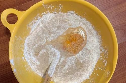 家常版炸油条的做法，掌握小技巧，个个蓬松酥脆，放凉了也不会硬