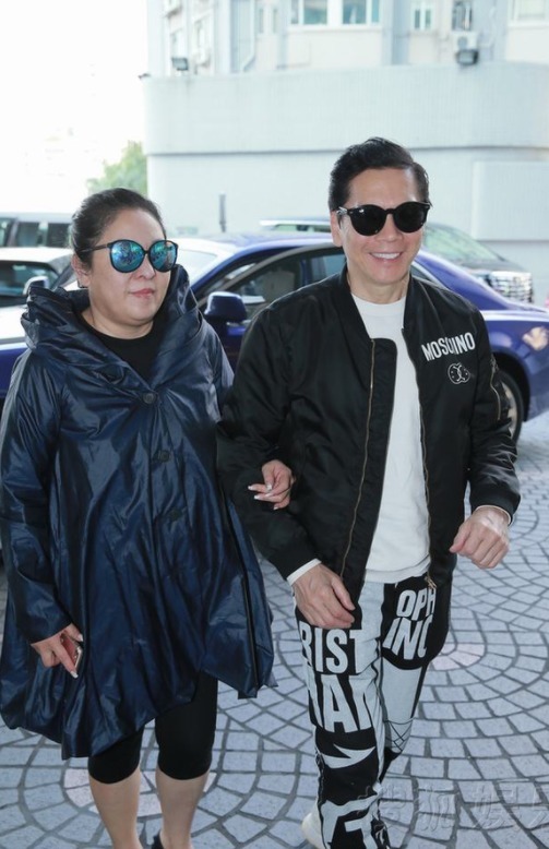 独特魅力|向太这气质真不是吹的,穿墨蓝色外套简约低调,难掩强大气场