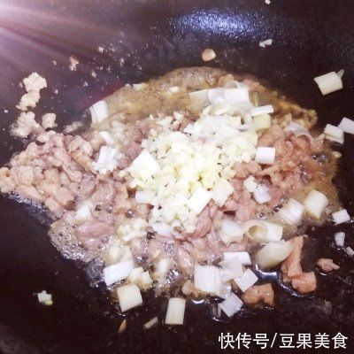 豆角|这#夏日开胃餐#豇豆角炒肉丁连吃3天了！明天还想吃
