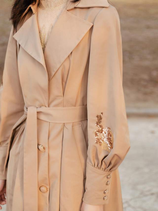 穿搭|秋天不知道该穿什么外套?这4件风衣就够了,适合30岁的女人借鉴