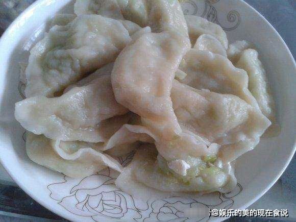 蒸饺子冷水好，还是热水好？多数人加错了“水”，难怪破皮还粘锅