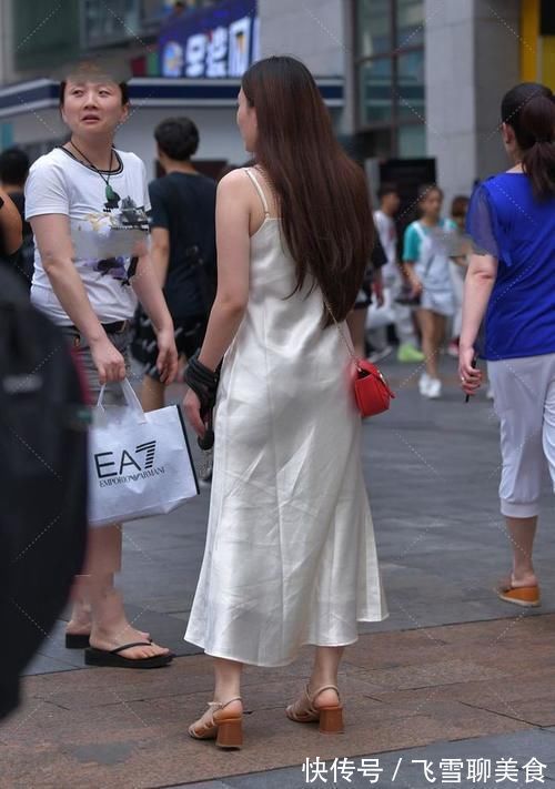 吊带 亮白色丝质吊带宽松连衣裙,搭配红色链条包包,热情又大方的穿搭