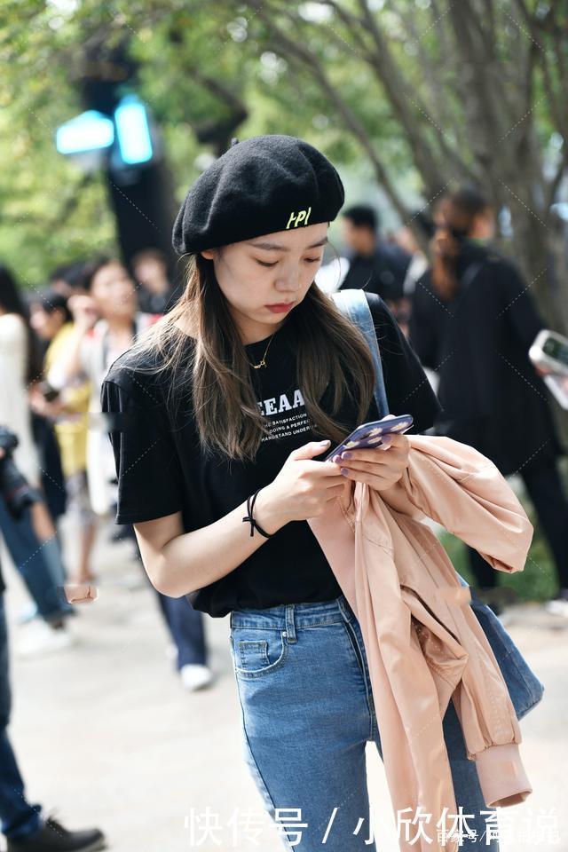 黑色短袖搭配蓝色长裤,可以穿出一种既休闲,又酷的感觉