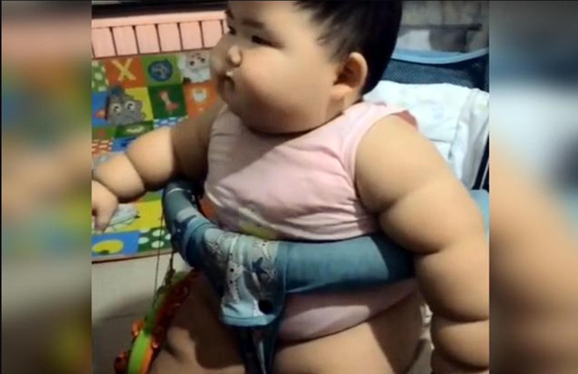 母乳|1岁宝宝体重30斤,被母乳“催熟”到浑身肉坨,医生别沾沾自喜