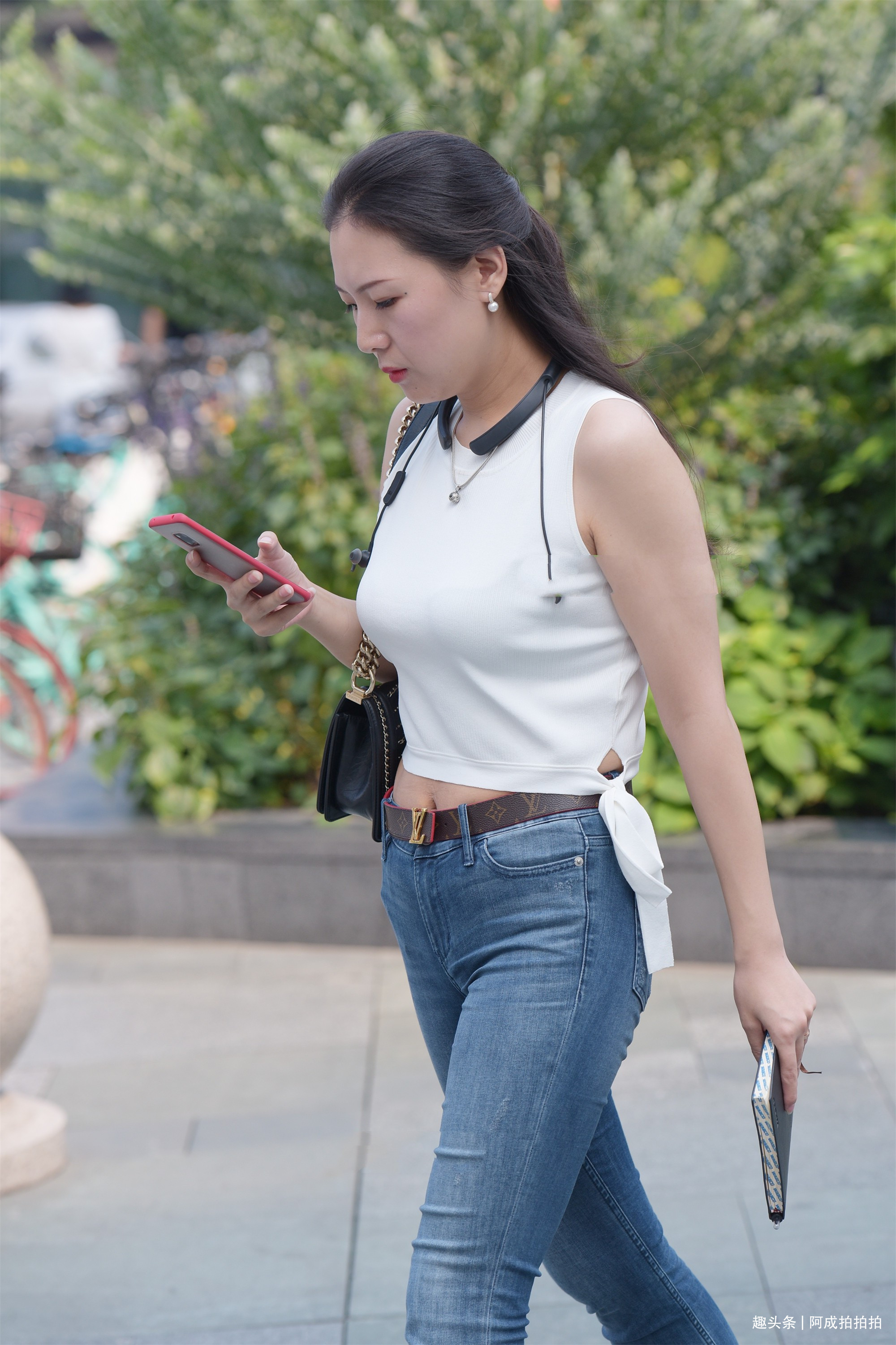 白色背心搭配牛仔裤,简单大方又得体