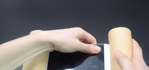 保鲜袋用完后的纸筒不要扔，原来放在家里特别实用，方法太赞了