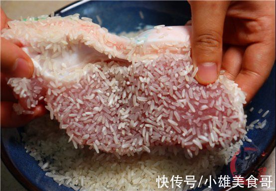 把五花肉放进大米里，太厉害了，老保姆的拿手绝活，比红烧肉还香