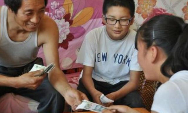 父母|父母对孩子特别抠门是一种什么样的体验?过来人:苦不堪言