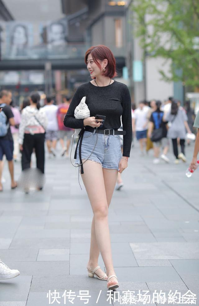 紧身 黑色紧身长袖搭配高腰牛仔短裙,时尚高挑,气质迷人