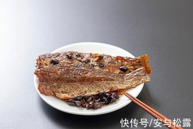 拿手好菜不私藏，这道超美味的焖酥鱼，酥脆到骨头都能吃，特下饭