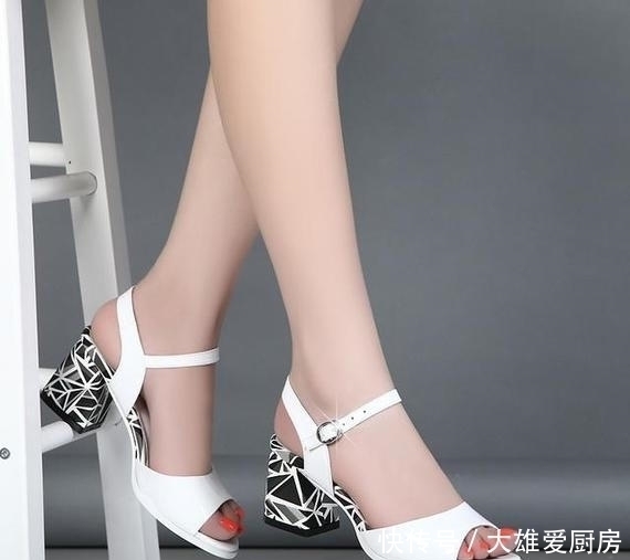 粗跟露趾凉鞋穿着轻松自在，时尚柔美很清凉