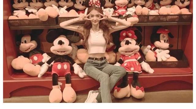 徐璐|漫画腿+小蛮腰,怪不得徐璐天天因为身材顶上热搜