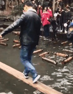 |搞笑GIF：火车站见到的情形，看到这一幕我又相信爱情了