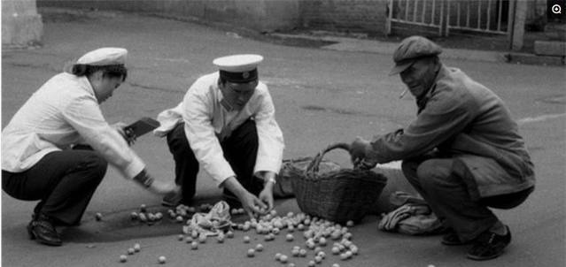 书摊&80年代老照片,最让人怀念的年代,没有手机、网络,人们依然开心