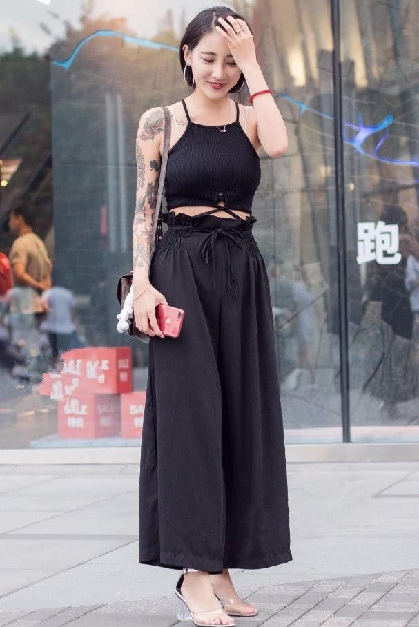 街拍大花臂美女,上衣和裤子只用一根绳子连接,却意外很潮