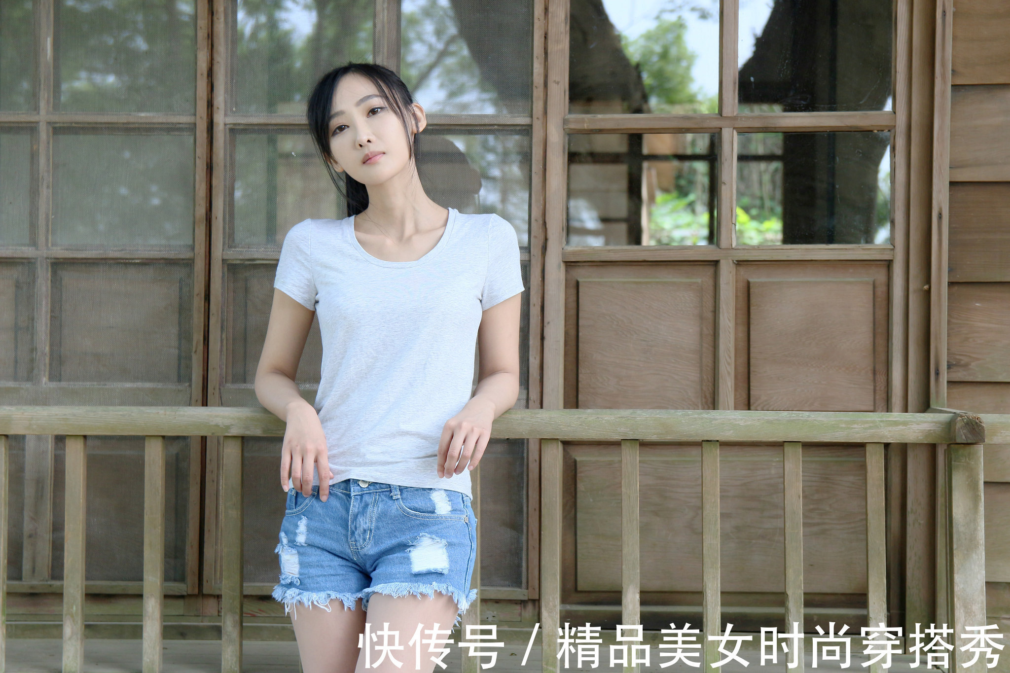 时尚 灰色短袖t恤搭配浅色牛仔短裤,尽显青春的时尚感