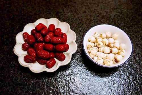  冬天多吃大枣，不用煲粥，加莲子蒸一蒸，好吃又营养