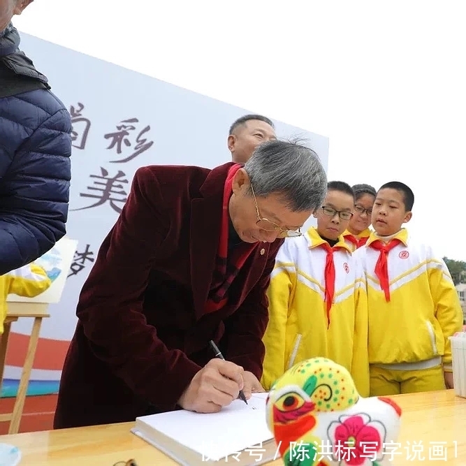 曾与杨澜一起做,画家黄建南,又获中国公益慈善十大影响力人物