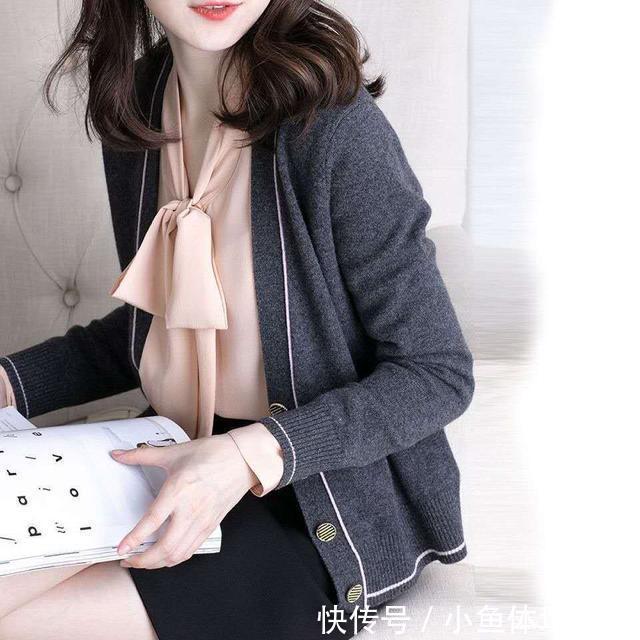 今年的开衫毛衣越来越时髦了,聪明女人立秋都这样穿,真心迷人