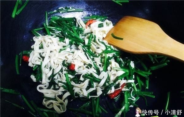  自从学会韭菜新吃法，一周吃2次，比吃肉还香，好过瘾