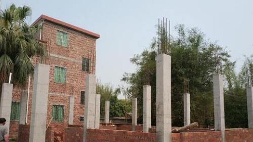 浅灰色|打工仔回农村18万建房、8万装修,12米宽的大门被邻居们指指点点